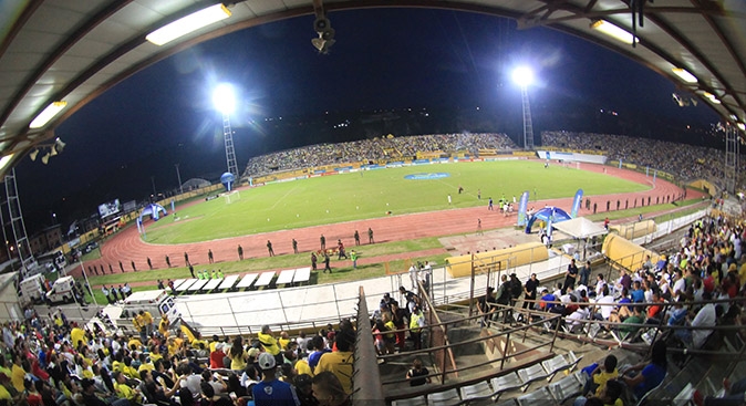 Panorámica del Estadio José Alberto Pérez de Valera, Estado Trujillo, Venezuela, durante un partido de fútbol.