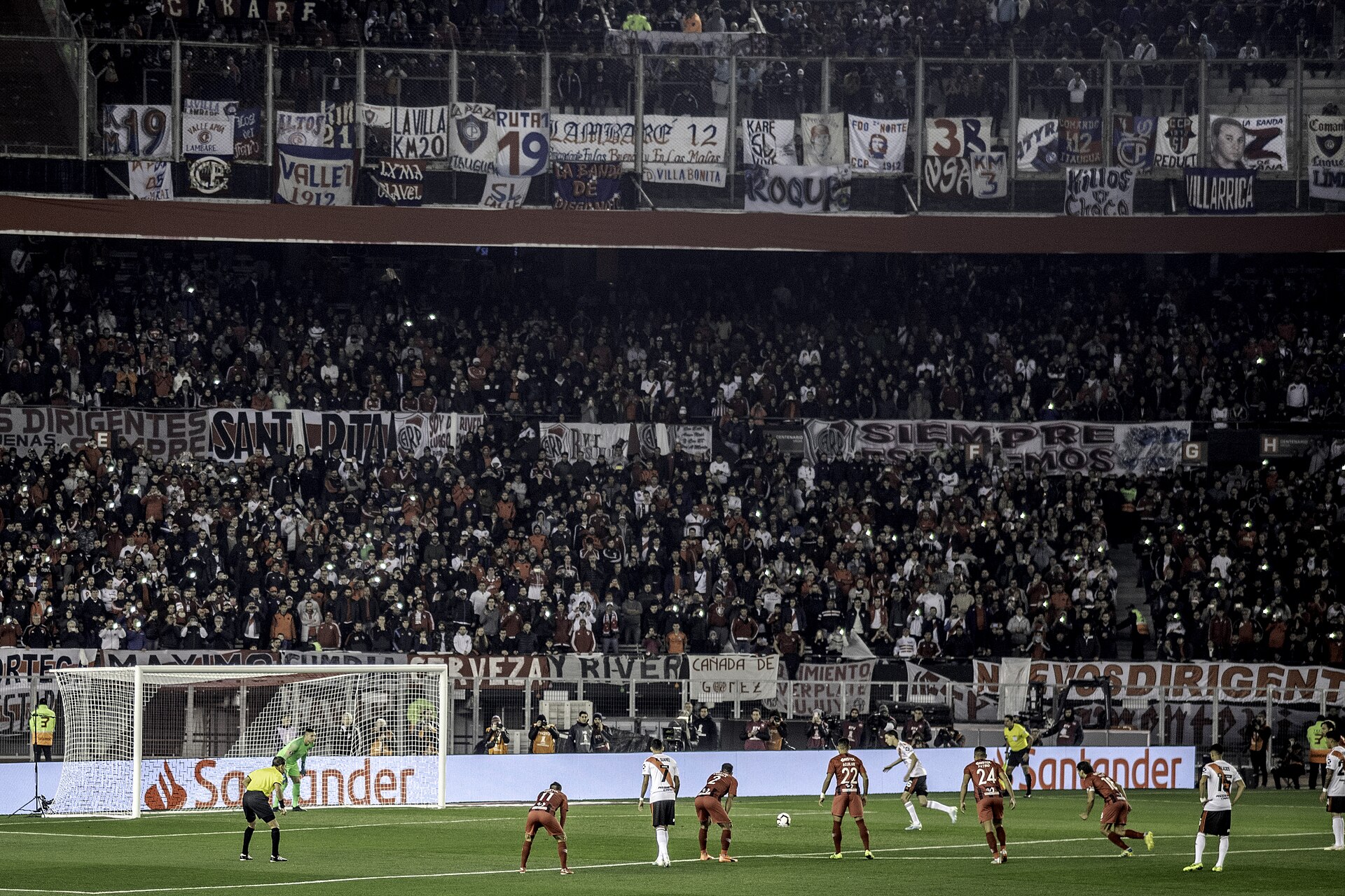 River Plate , el equipo de DT Marcelo Gallardo, alineó con: Franco Armani; Gonzalo Montiel, Lucas Martínez Quarta, Robert Rojas y Milton Casco; Ignacio Fernández, Exequiel Palacios, Enzo Pérez, Nicolás De La Cruz; Rafael Santos Borré y Matías Suárez. Los comandados por el DT Miguel Ángel Russo de Ce