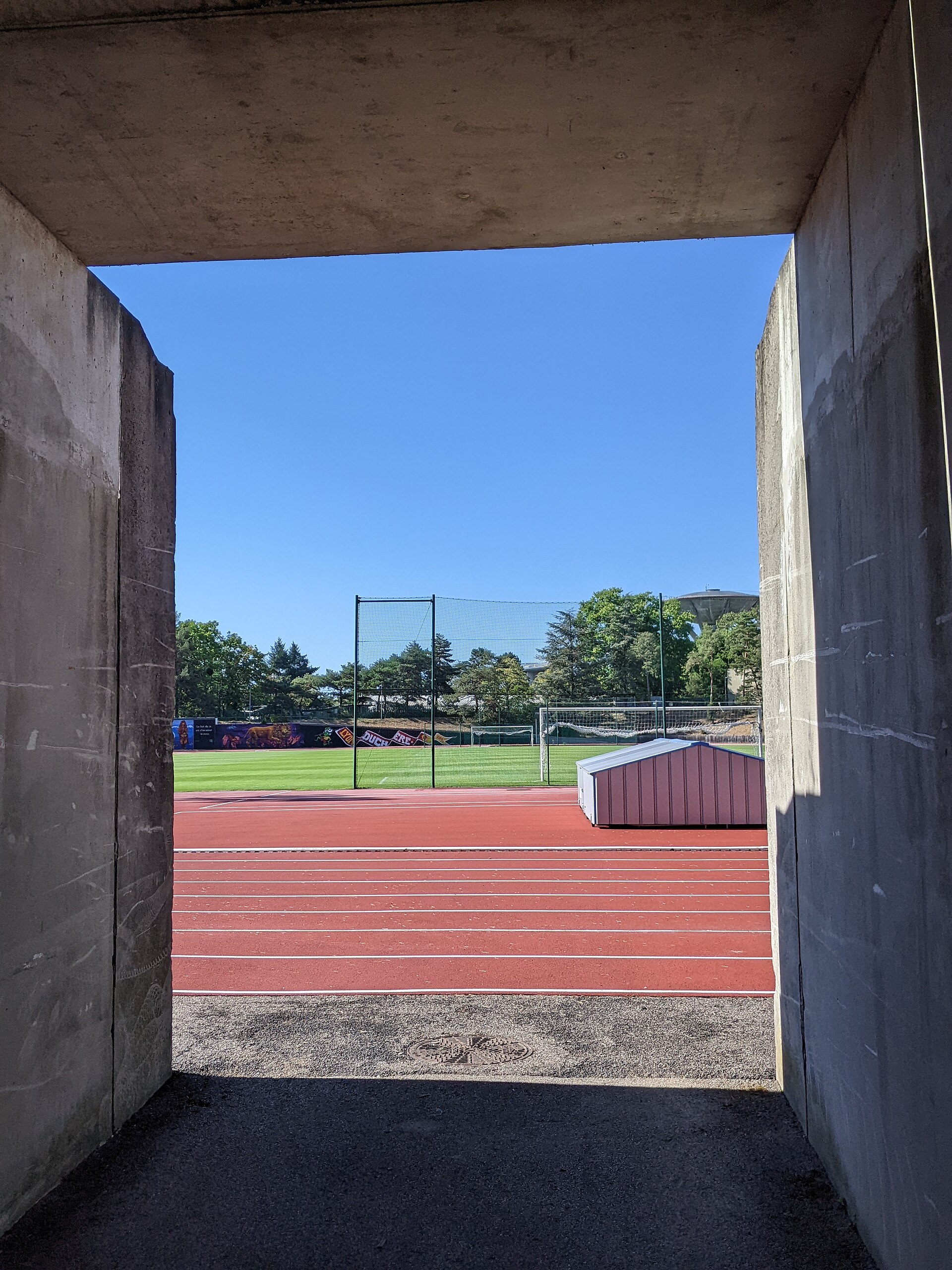 Vue du stade Balmont depuis une entrée avenue Andreï Sakharov, dans le quartier de La Duchère, à Lyon.