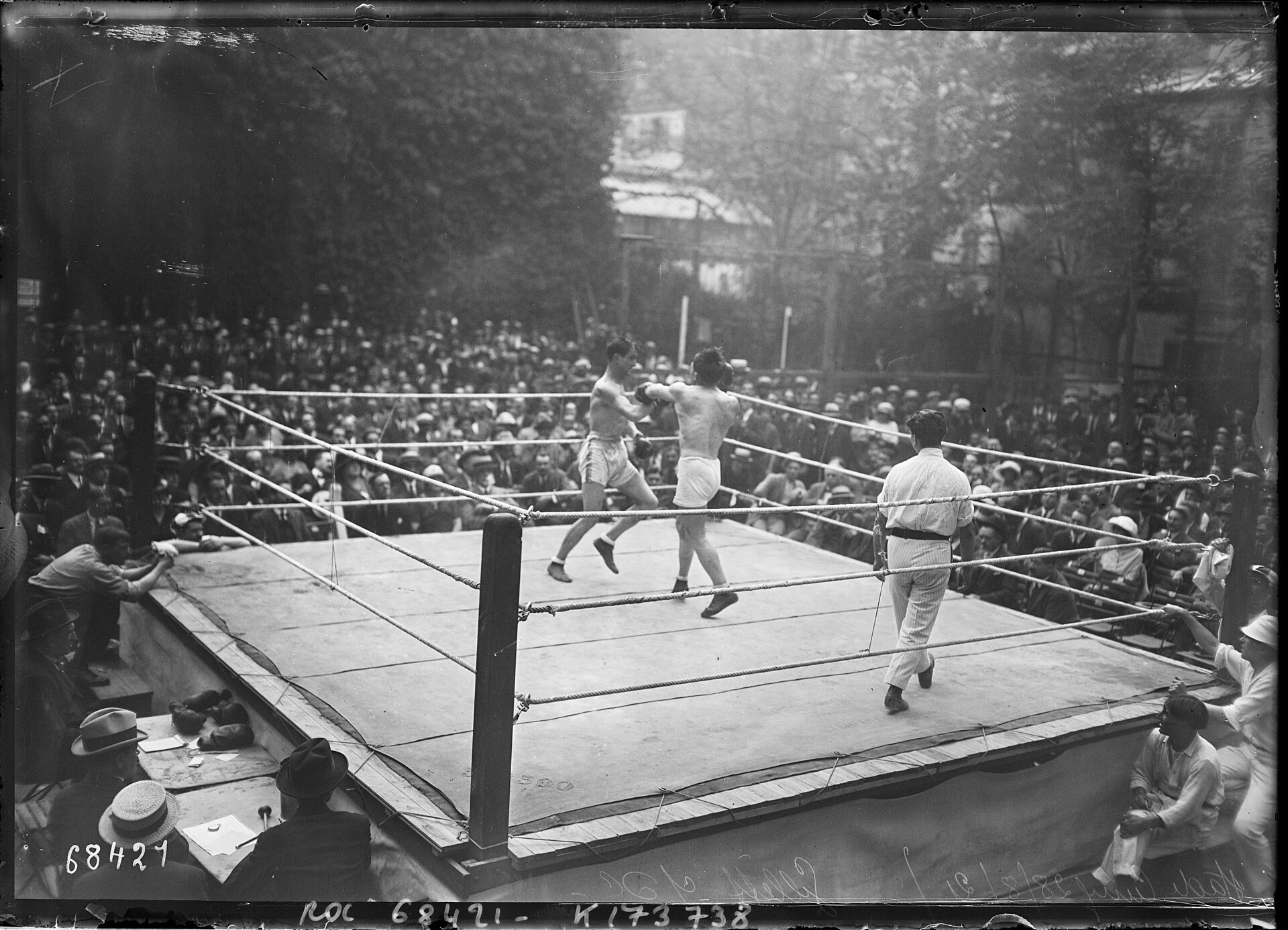 Sujet : Boxeurs Boxe -- Paris (France) Paris (France) -- Arrondissement (17e) Référence bibliographique : Rol, 68421 Appartient à l’ensemble documentaire : Pho20Rol Image de presse Couverture : 28 août 1921 Langue : français