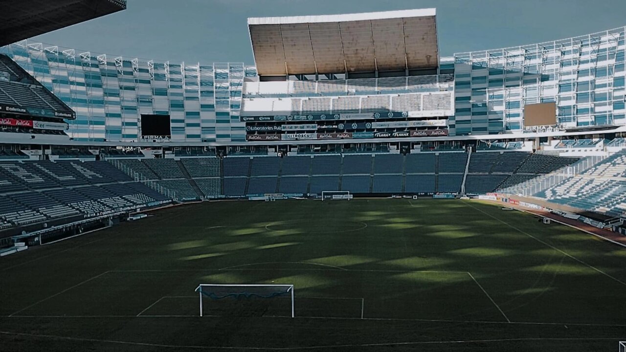 Es una fotografía desde el interior del estadio Cuauhtémoc del Club Puebla