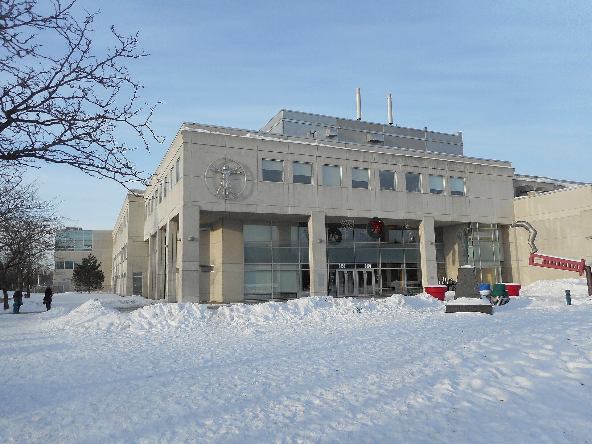 Centre Leonardo da Vinci, 8350, boulevard Lacordaire, Montréal. Image S'y trouve: Théâtre Mirella et Lino Saputo « Situé au cœur du quartier administratif de Saint-Léonard, le Centre Leonardo da Vinci Centre est soutenu par la Fondation italo-canadienne du Québec. Par l’intermédiaire de ses activité