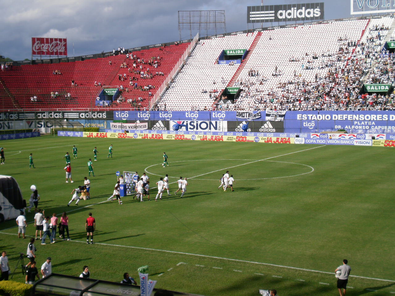 Vista del estadio Defensores del Chaco durante un partido entre los equipos de Olimpia y 3 de Febrero, que ganó el primero por la cuenta de 3-1, por la fecha #11 del torneo Apertura paraguayo.
