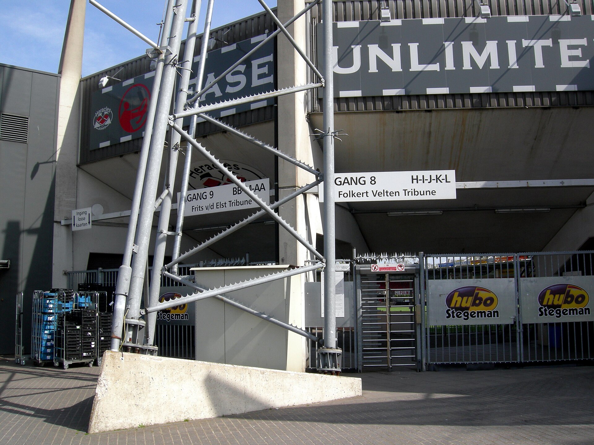 (en) Stadium of Heracles Almelo; (it) Lo stadio dell'Heracles Almelo; (nl) Het stadion van Heracles Almelo. Toegang tot de Folkert Velten Tribune.
