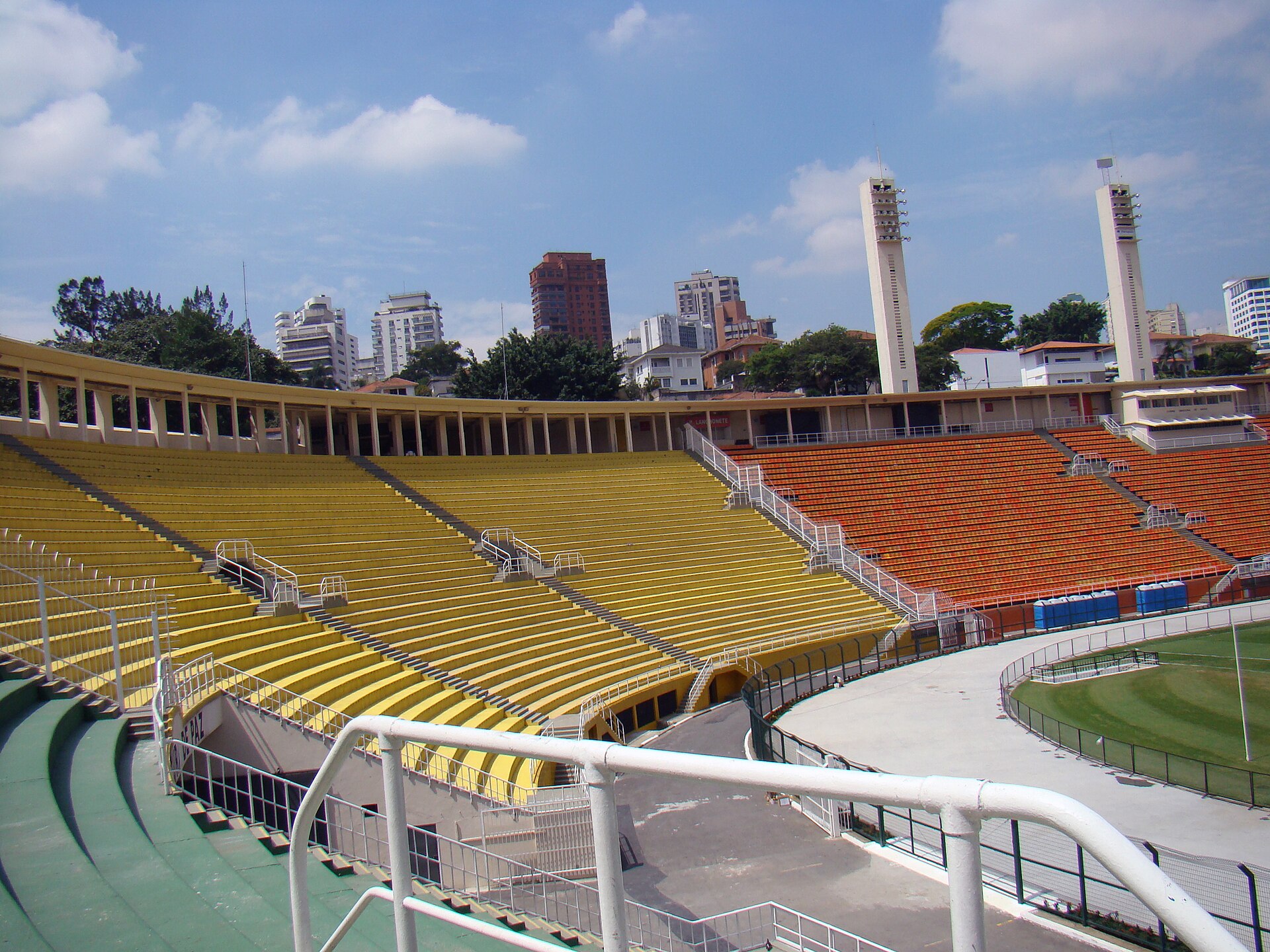 O Estádio Municipal Paulo Machado de Carvalho, mais conhecido por Pacaembu, é um estádio desportivo localizado na praça Charles Miller, na região central da cidade de São Paulo, no Brasil. Pertence à prefeitura da capital paulista e pode ser utilizado nas partidas de futebol pela maioria das equipes