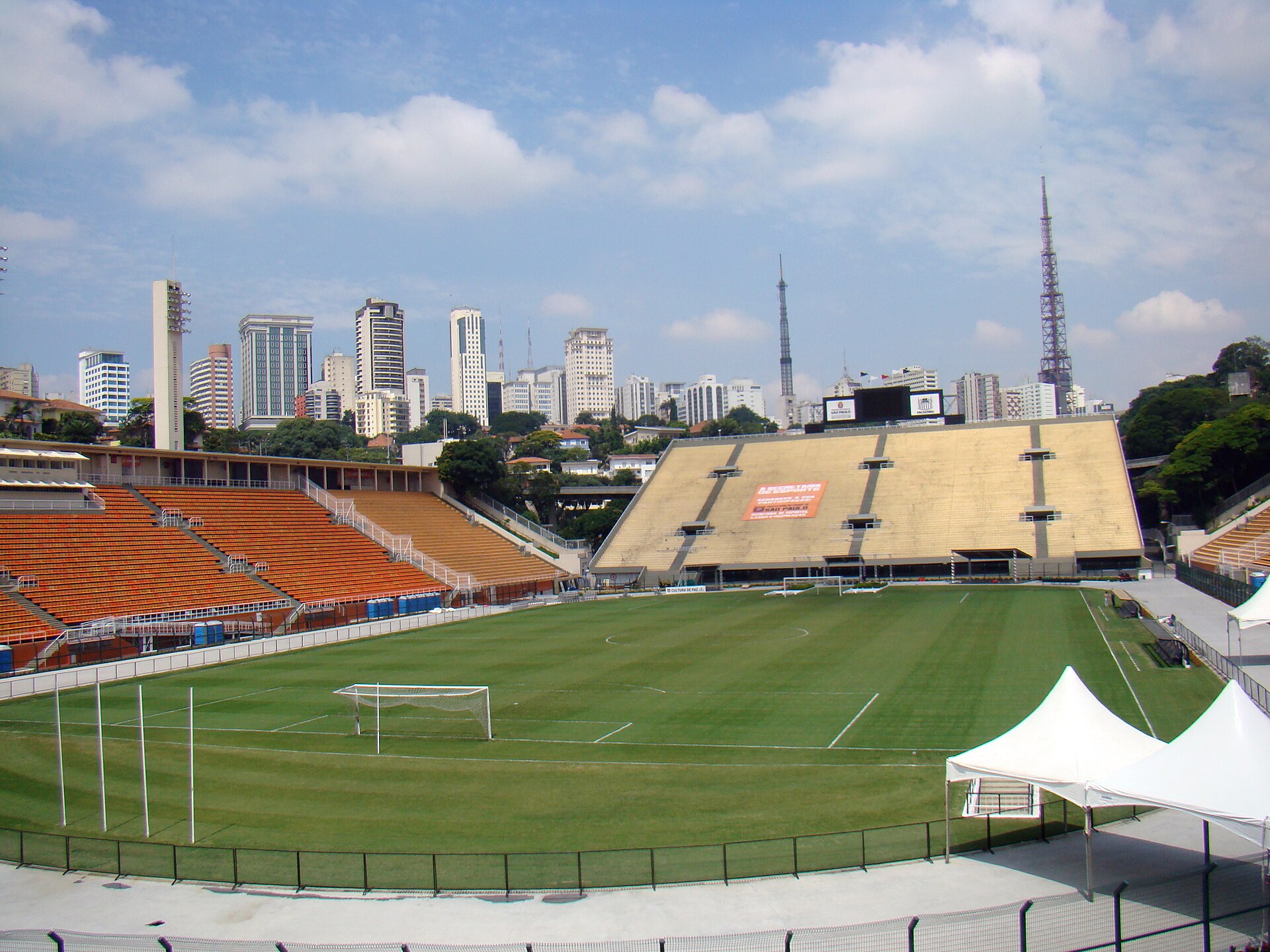 O Estádio Municipal Paulo Machado de Carvalho, mais conhecido por Pacaembu, é um estádio desportivo localizado na praça Charles Miller, na região central da cidade de São Paulo, no Brasil. Pertence à prefeitura da capital paulista e pode ser utilizado nas partidas de futebol pela maioria das equipes