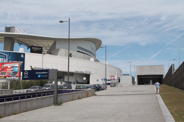 Estádio do Dragão station of the Metro do Porto. Above ground at the South with at the left the stadium of FC Porto .