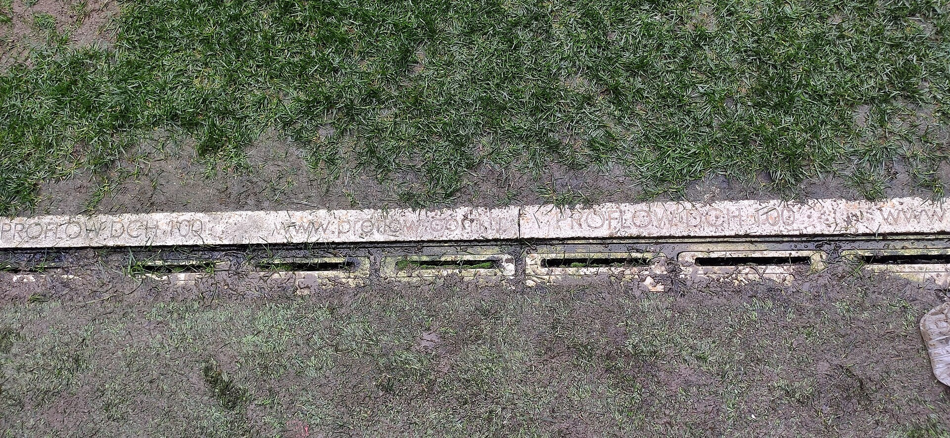 Samsun 19 Mayıs Stadyumu'nun saha kenarlarında bulunan yağmur suyu tahliye olukları.