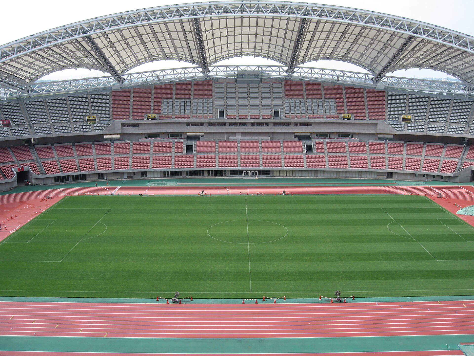 ​新潟市中央区。新潟スタジアム、陸上トラックの改修を終えた直後のグラウンド。