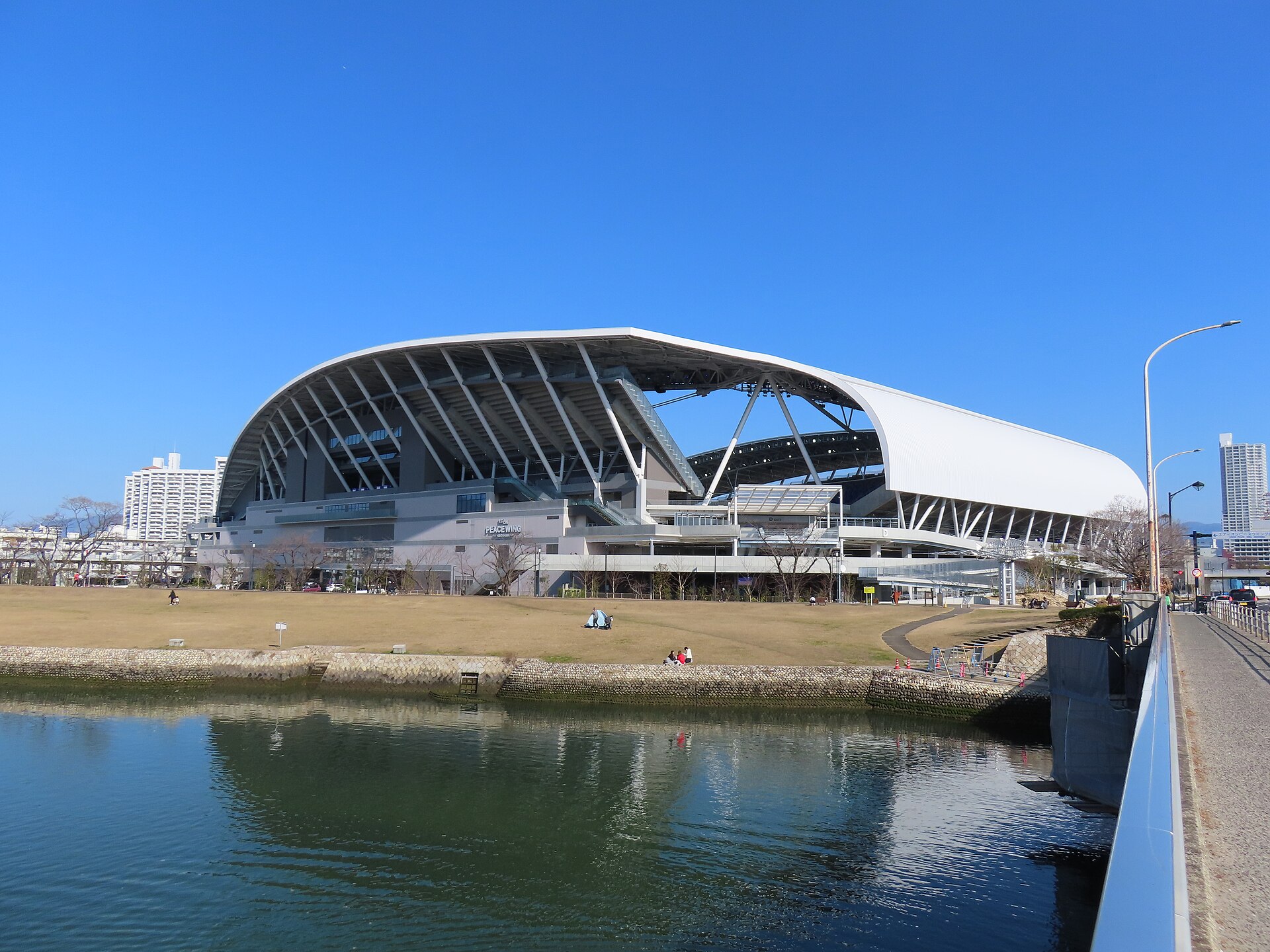 空鞘橋（南西方向）から撮影したエディオンピースウイング広島