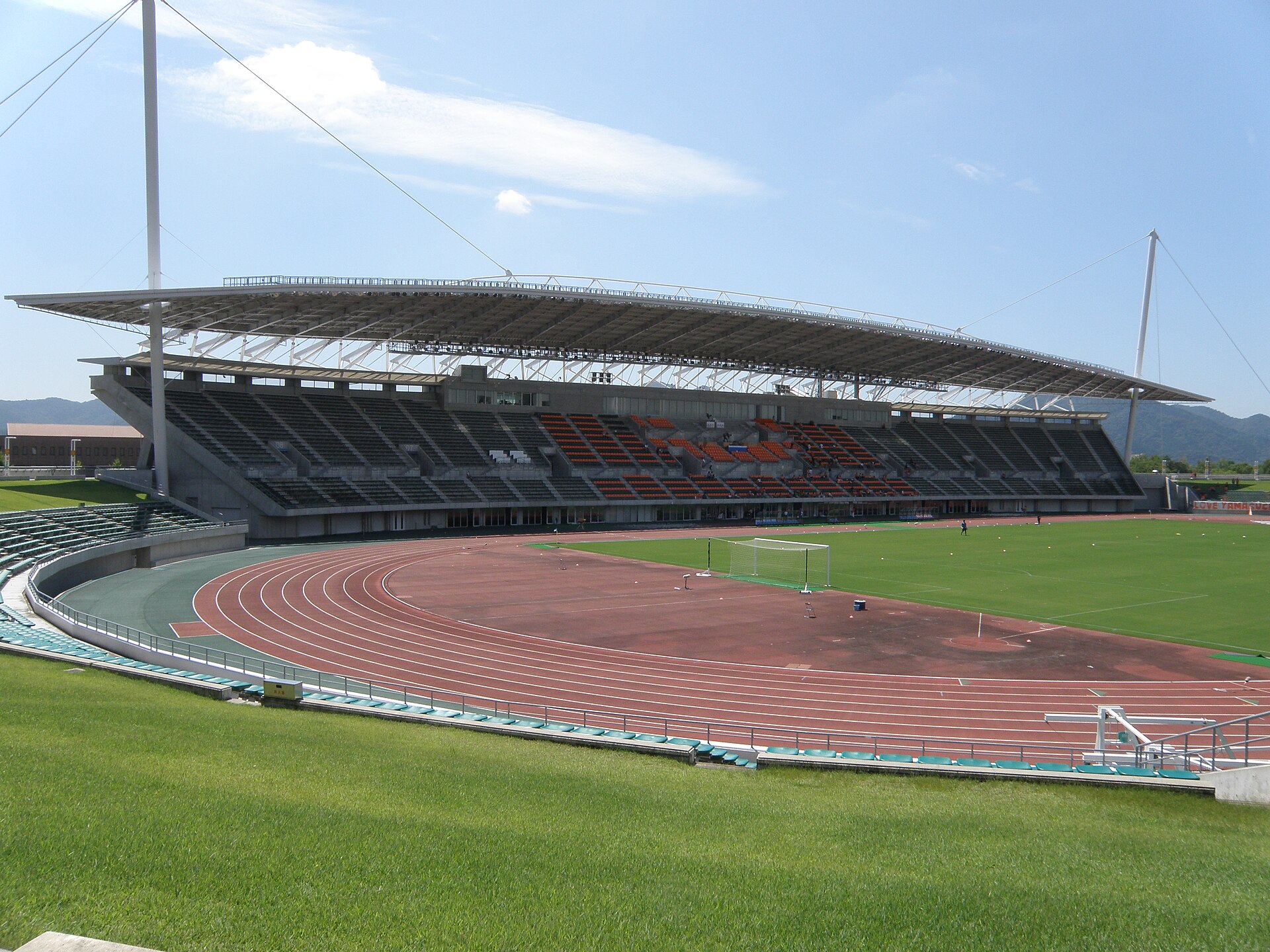 維新百年記念公園陸上競技場メインスタンド 平成27年度山口県サッカー選手権大会決勝にて