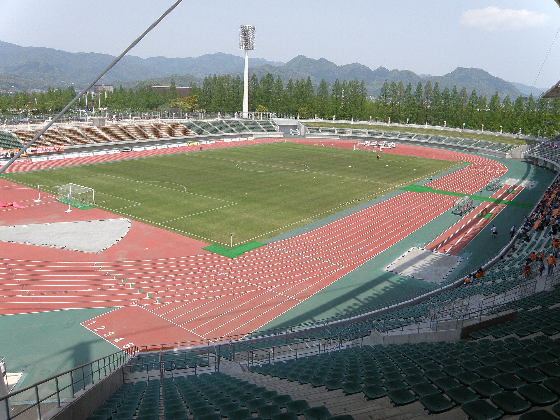 維新百年記念公園陸上競技場 メインスタンド（第4コーナー側）からフィールドを臨む