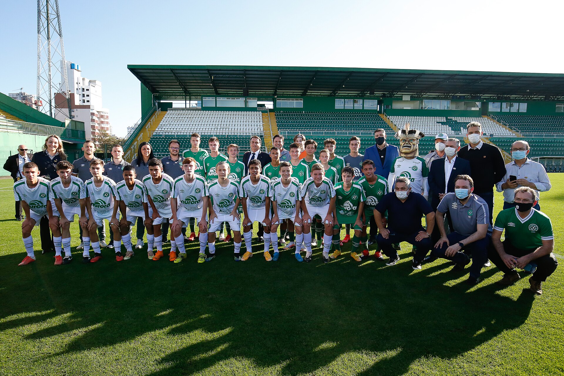 (Chapecó - SC, 25/06/2021) O Presidente da República Jair Bolsonaro, posa para fotografia com atletas da Associação Chapecoense de Futebol. Foto: Alan Santos/PR