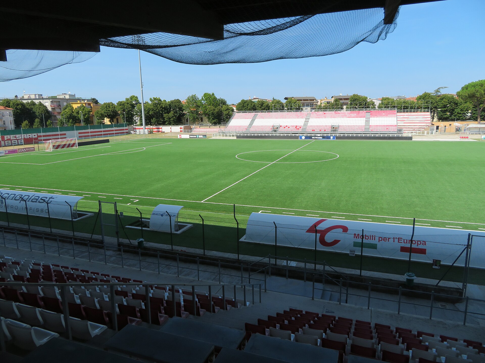 L'interno dello stadio Tonino Benelli di Pesaro visto dalla tribuna centrale coperta nell'agosto 2024. Sul lato frontale è visibile l'altra tribuna, la tribuna prato, riservata al tifo organizzato locale.