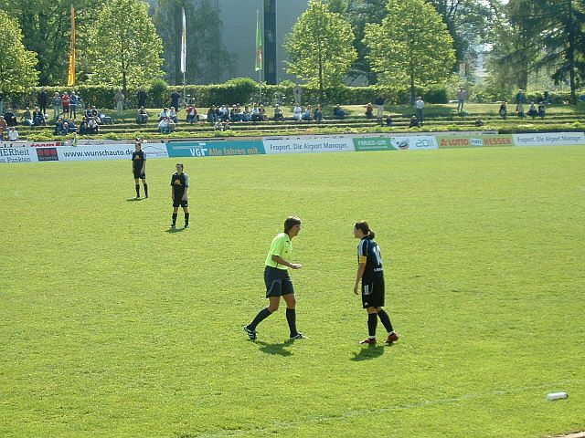 Renate Lingor, Kapitän des 1.FFC Frankfurt im Gespräch mit der Schiedsrichterin beim Spiel gegen den SC Freiburg am 22.4.2007