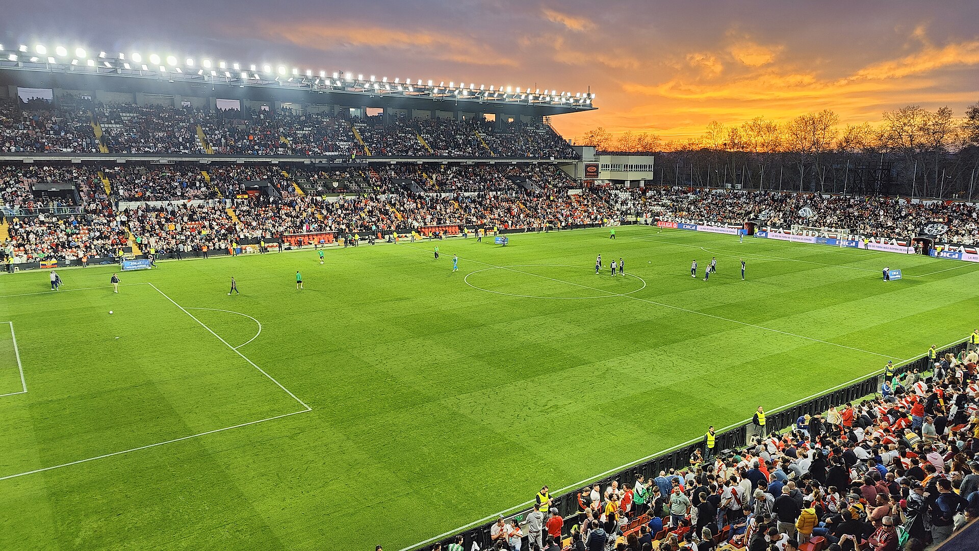 Campo de fútbol de Vallecas en el descanso del partido de Liga Rayo Vallecano - Real Betis (temporada 2023-24).