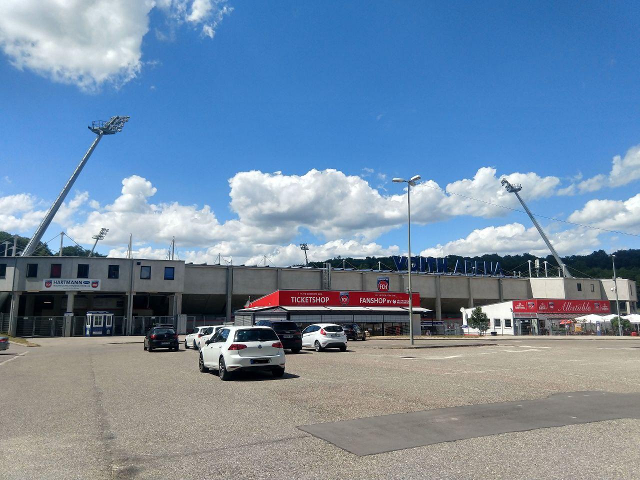 Die Ostseite der Voith-Arena mit Fan- und Ticketshop sowie dem Restaurant "Albstüble