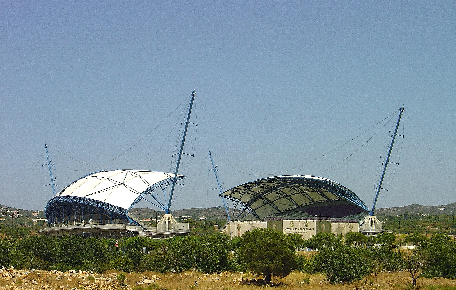 O elemento âncora e aglutinador de todo o projecto do Parque das Cidades é, sem dúvida, o Estádio Algarve, que acolheu três jogos do Euro 2004. Projectado pela HOK SPORT, gabinete de projectistas responsável por centenas de estádios em todo o mundo, a arquitectura arrojada do Estádio Algarve é já um