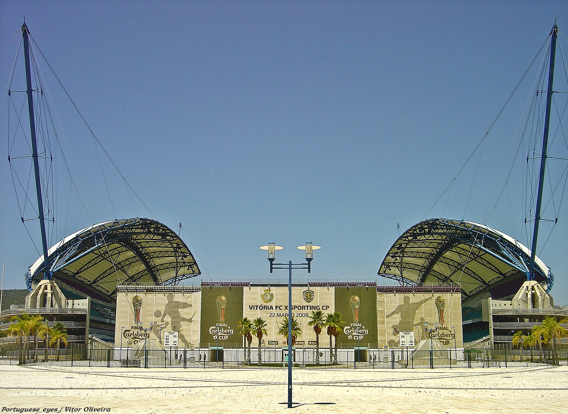 O elemento âncora e aglutinador de todo o projecto do Parque das Cidades é, sem dúvida, o Estádio Algarve, que acolheu três jogos do Euro 2004. Projectado pela HOK SPORT, gabinete de projectistas responsável por centenas de estádios em todo o mundo, a arquitectura arrojada do Estádio Algarve é já um