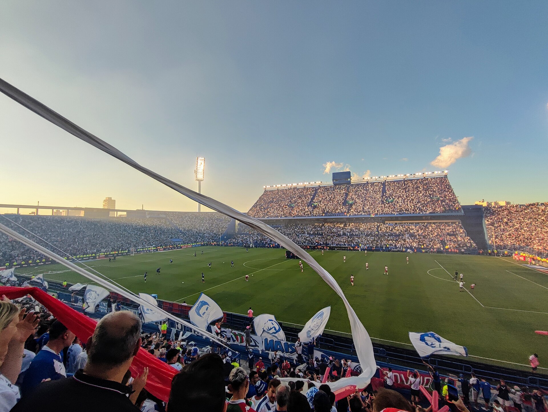 Vista del estadio José Amalfitani, desde la platea Bianchi Baja, durante un partido de Vélez Sarsfield en diciembre de 2024.