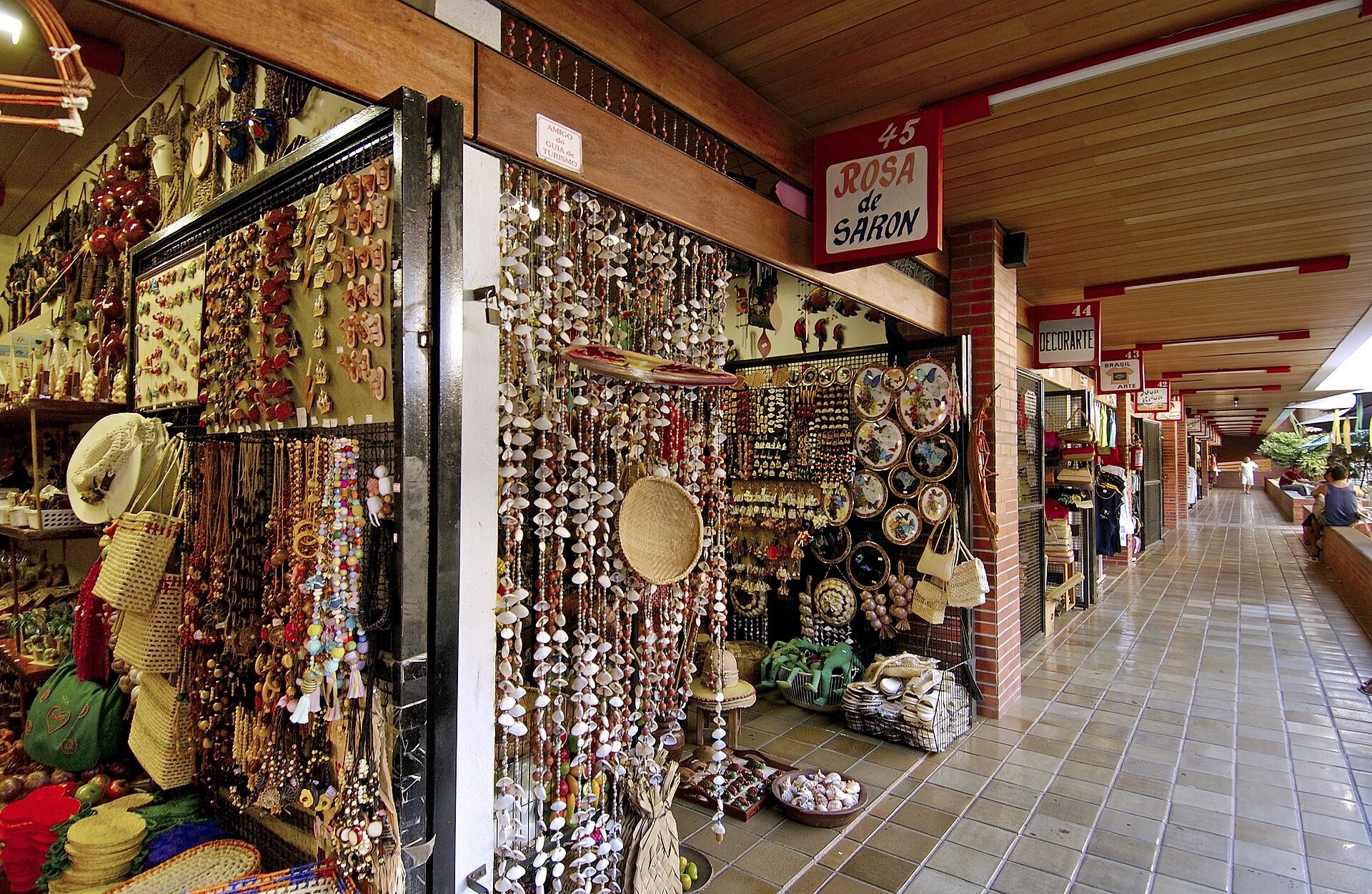 Lojas no interior do Mercado de Artesanato Paraibano em Tambaú , na cidade paraibana de João Pessoa Imagem disponível para utilização até o dia 03/04/2023.