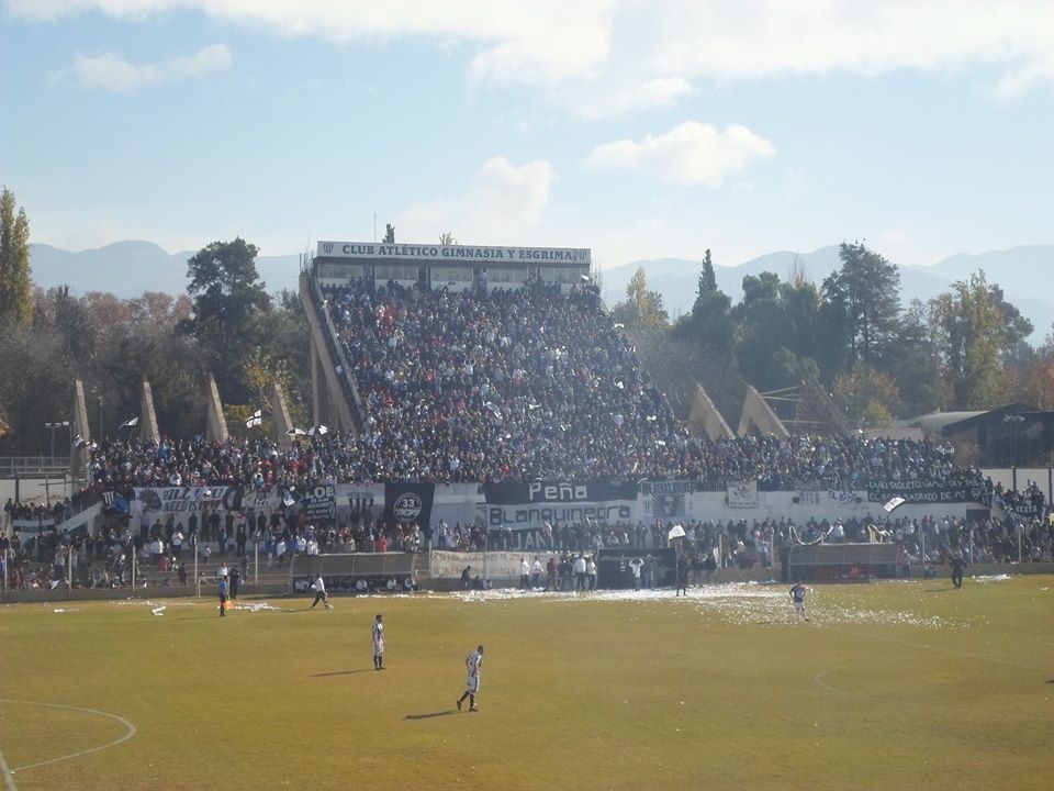 La platea Oeste en el ascenso 2013/14 de Gimnasia de Mendoza al Torneo Federal A.