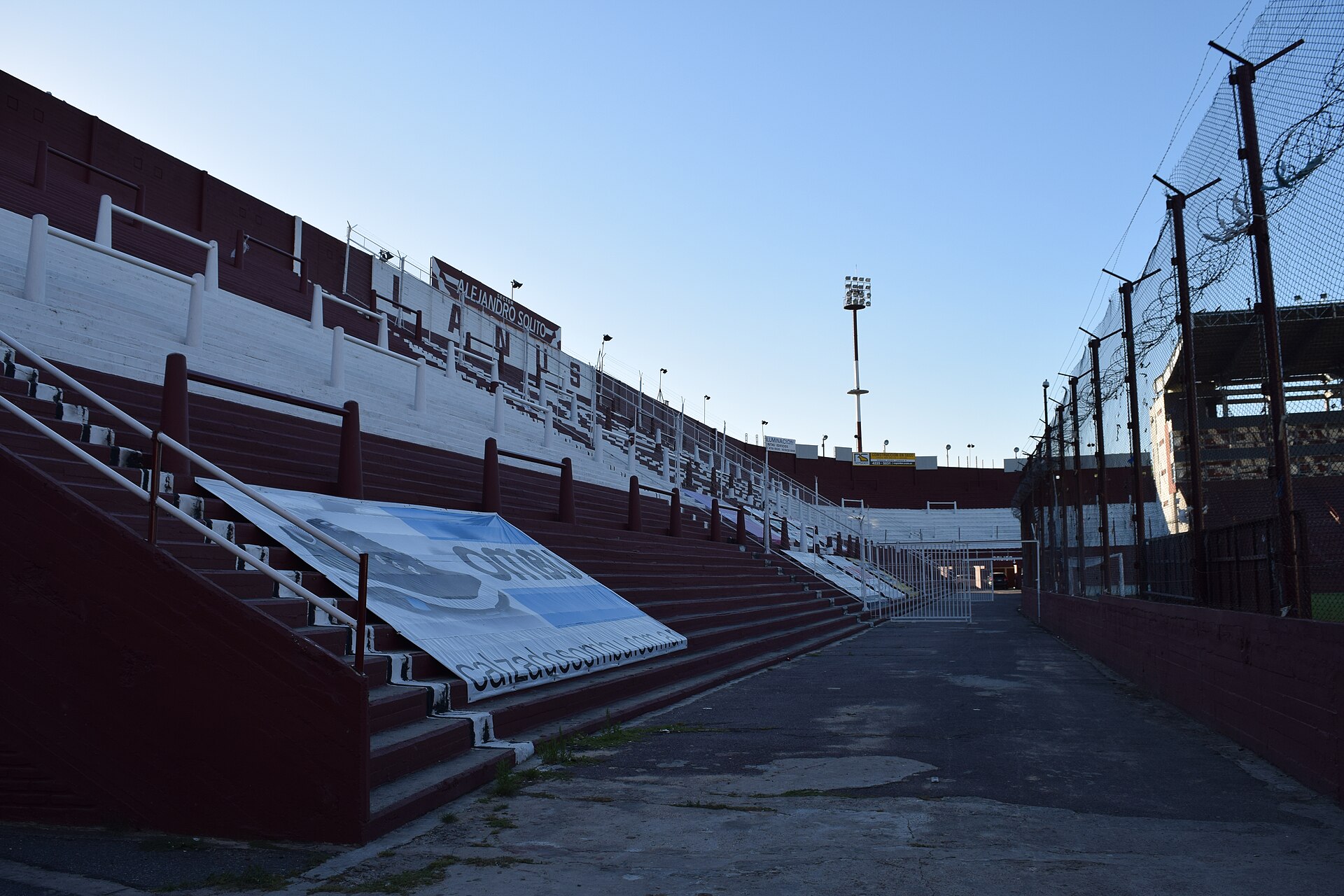 Tribuna sur del Estadio Ciudad de Lanús - Néstor Díaz Pérez . Debajo se encuentra la pensión de juveniles, y detrás la cancha de fútbol amateur.