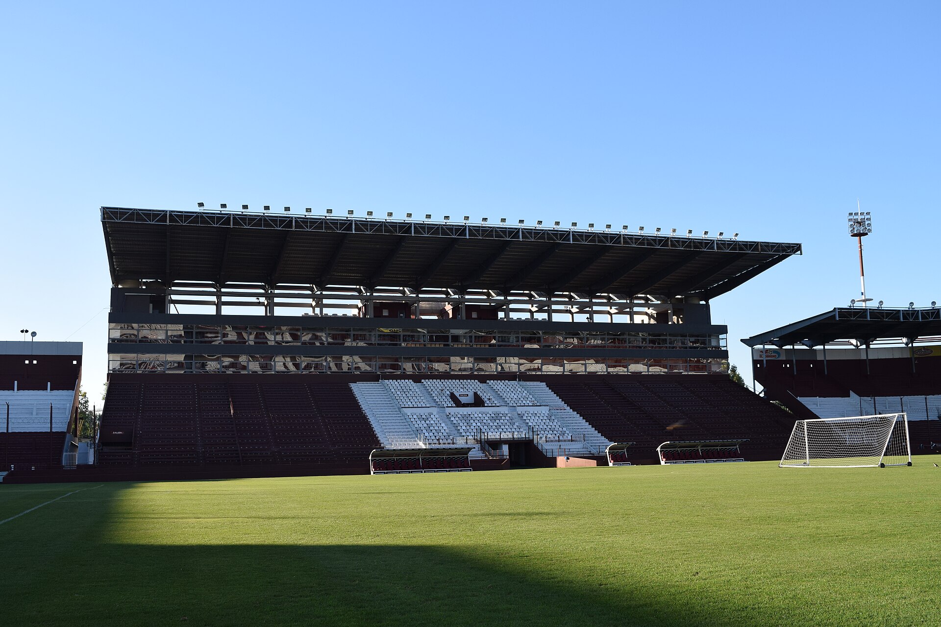 Platea principal del Estadio Ciudad de Lanús - Néstor Díaz Pérez . Incluye la platea central, la norte, la sur y los palcos. Detrás se encuentran la sede social y el estacionamiento