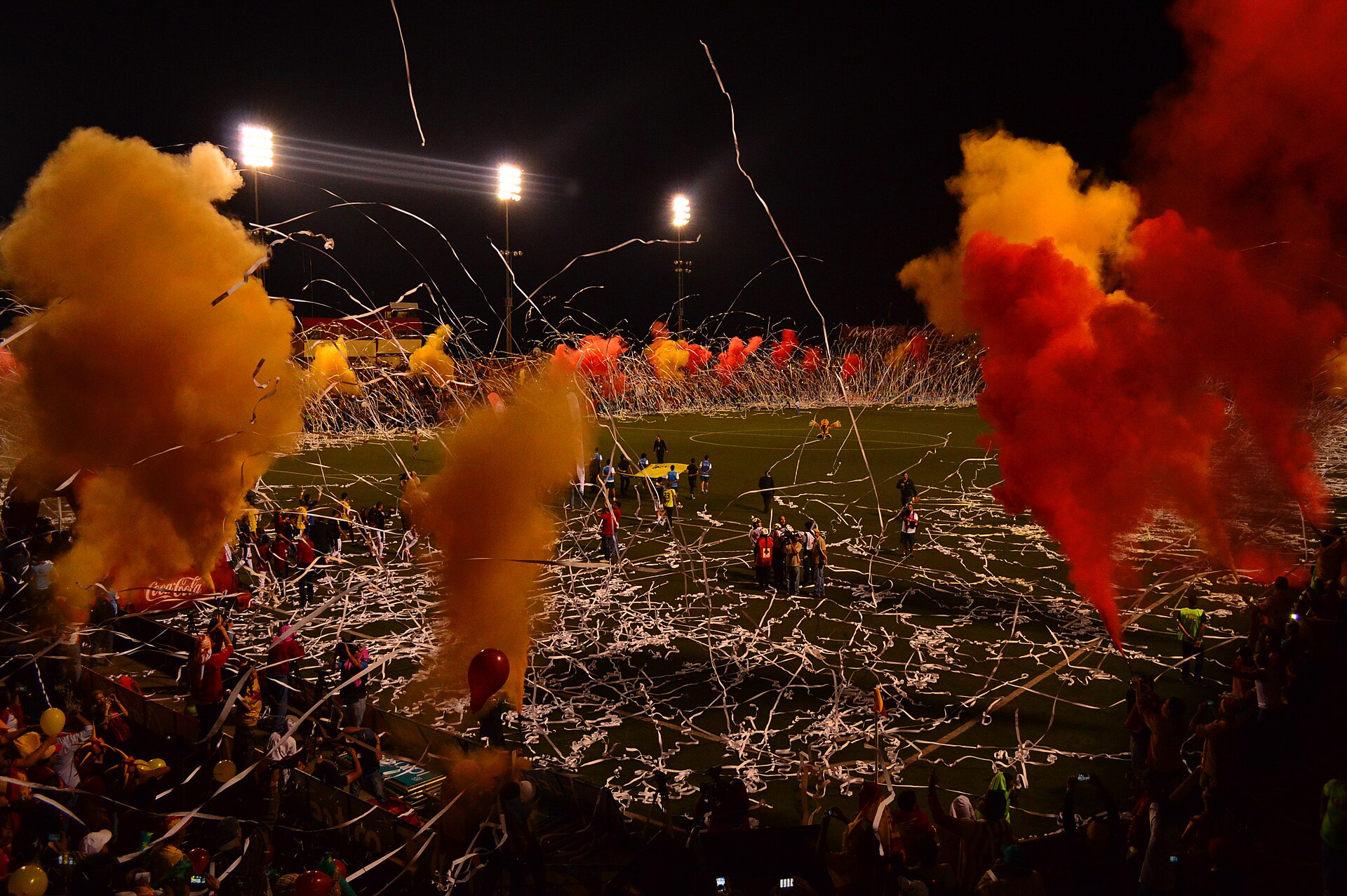 Afición del Herediano recibiendo al equipo en una final de fútbol.