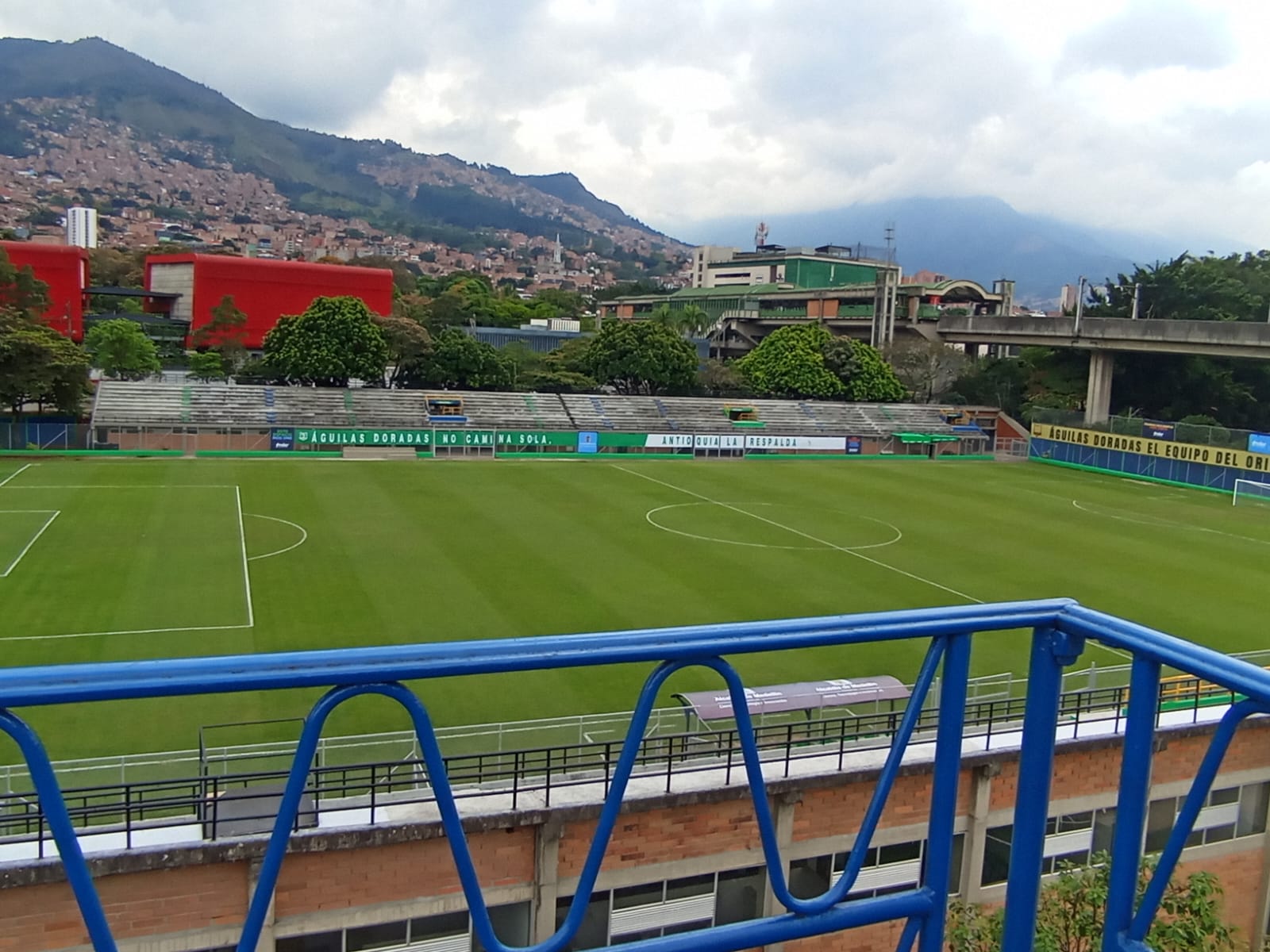 Fotografía tomada del Estadio Cincuentenario en Medellín por mi desde una atracción del Parque Norte.