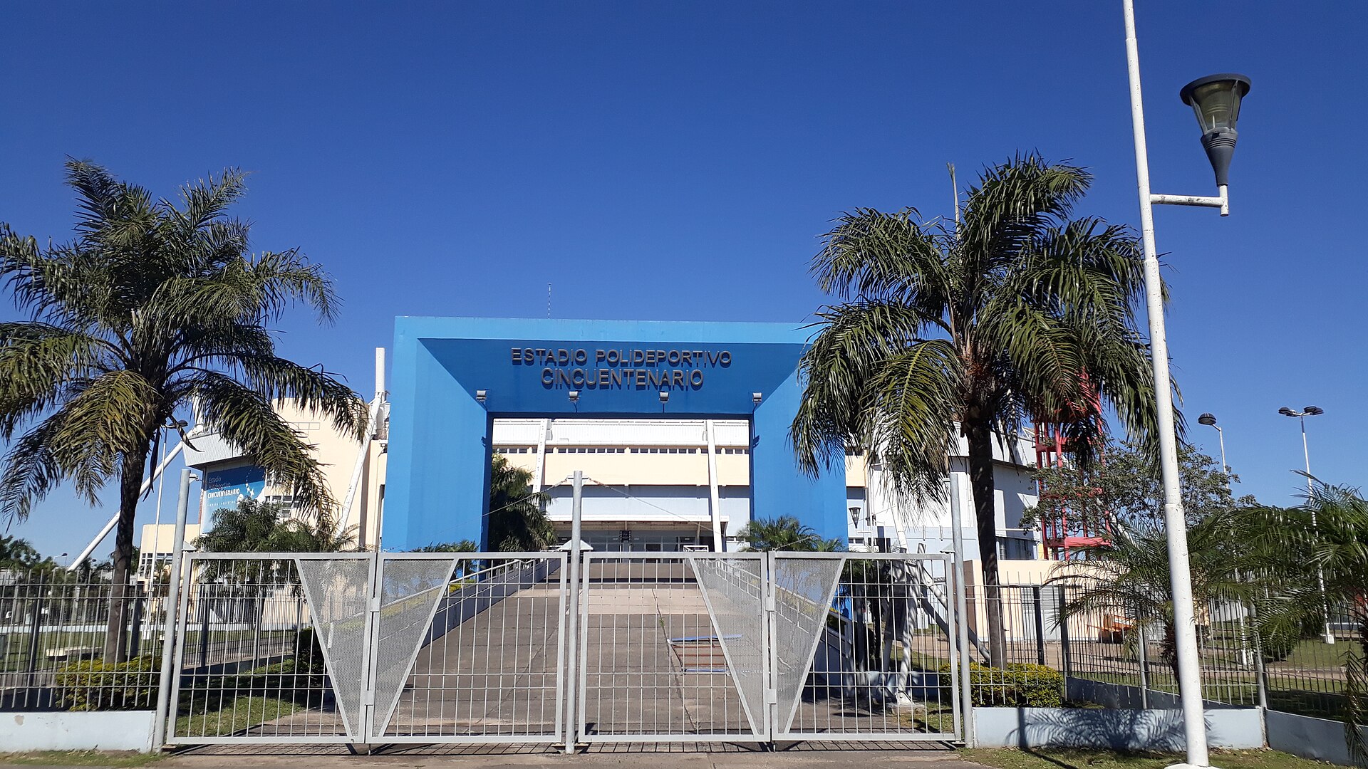 Espacio capacitado para el desarrollo deportivo oficial de básquetbol, voleibol, fútbol sala, boxeo, handball. Además se utiliza sus instalaciones para espectáculos musicales y culturales.