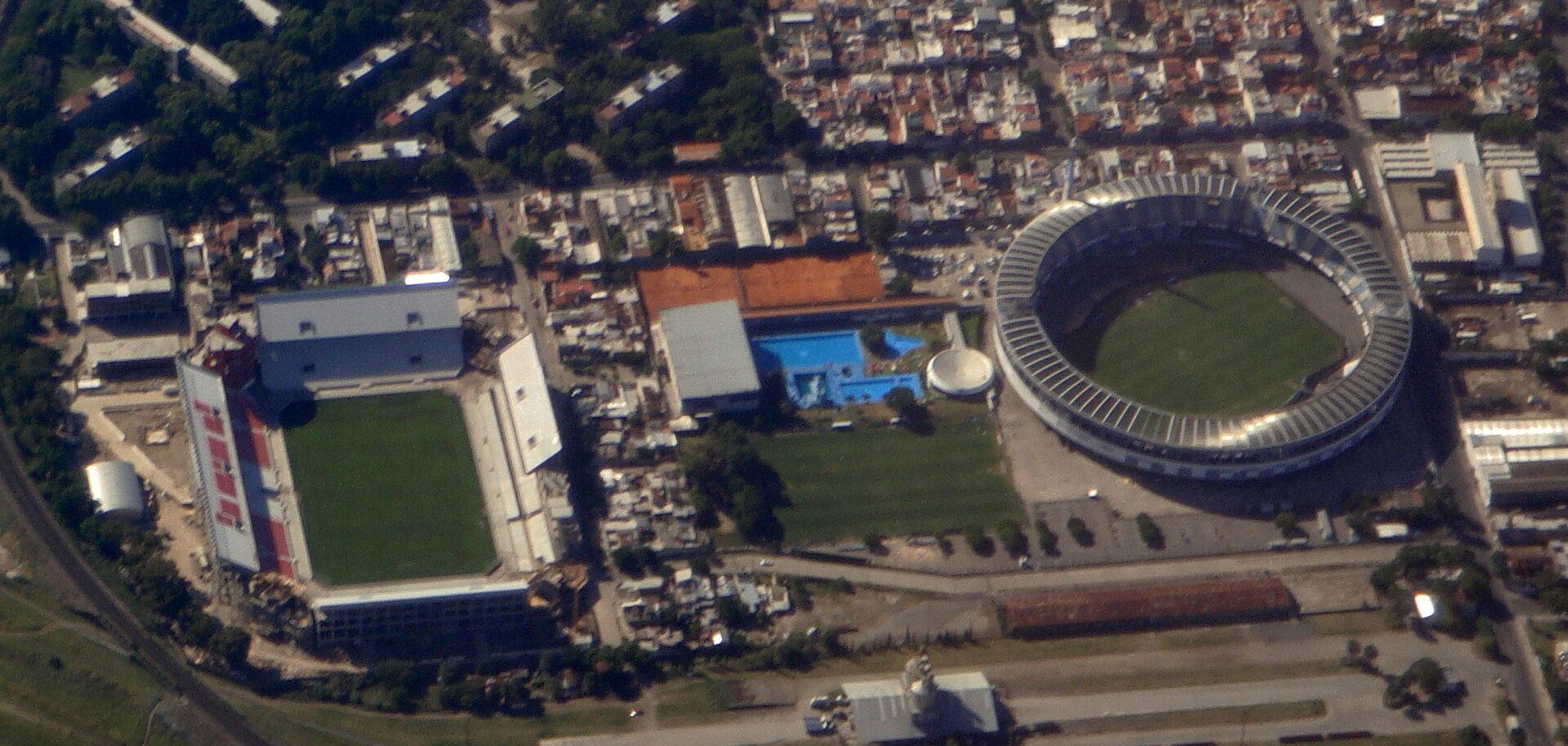 Canchas de futbol del club Independiente y Racing, a no mas de 3 cuadras de distancia.