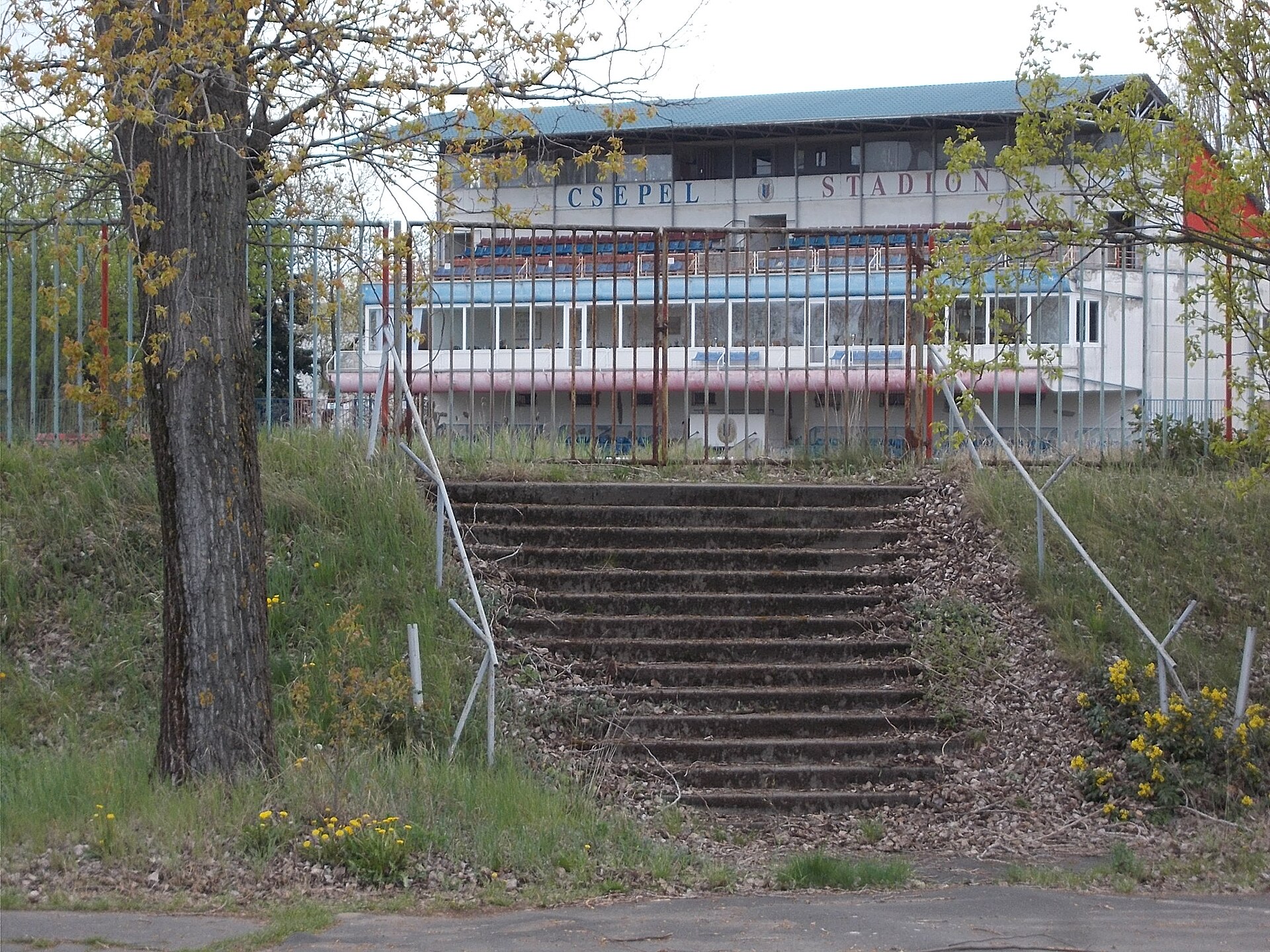 Béke Square Sports complex other name Csepel SC Sports complex (Est. 1930s). Parts: a football stadium (8th biggest in Hungary), a sports hall (built in the 1950s, in around 2020 used by the Csepel SC Volleyball Team/Csepel RC), three football training grounds and a wrestling hall. - Béke Square,Erd