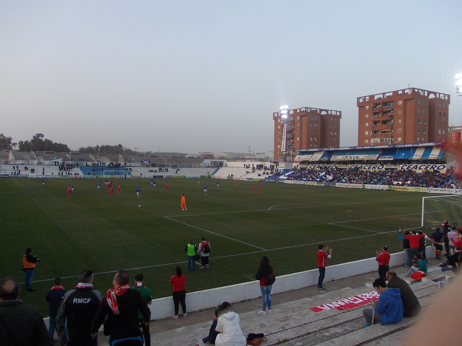 Partido de fútbol en el Estadio Municipal de Linarejos, municipio de Linares.