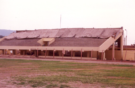 Daños en el techo de la única tribuna del estadio de Nasca debido a un terremoto en el año 1996.