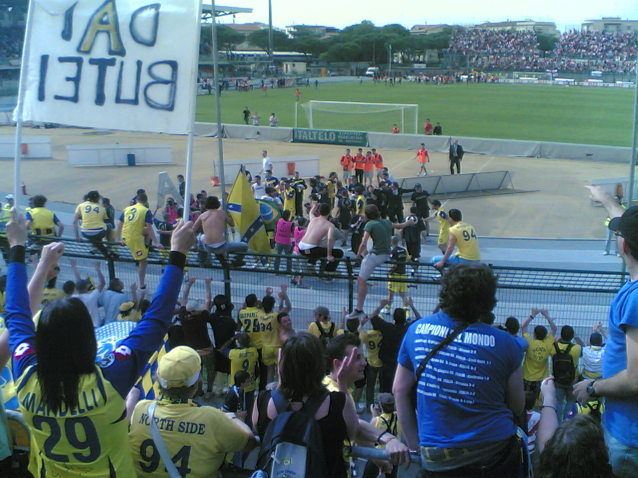 Grosseto (Italia), stadio Carlo Zecchini, 25 maggio 2008. U.S. Grosseto F.C. — A.C. ChievoVerona 1-1, 41ª giornata del campionato italiano di Serie B 2007-08: al termine della sfida, i tifosi del ChievoVerona festeggiano la squadra dopo la matematica promozione in Serie A.