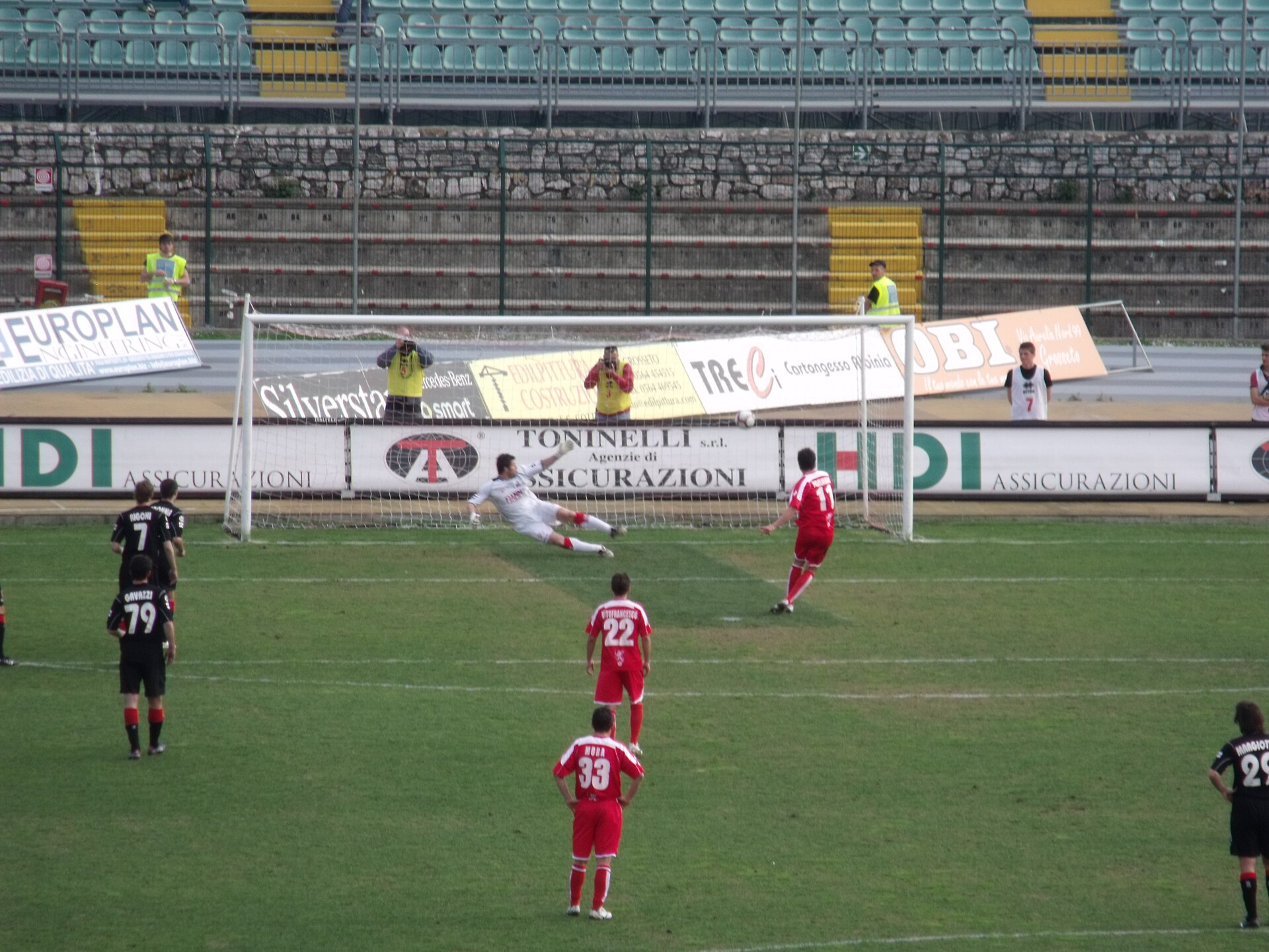 Elfmeter vor der Gästekurve im Stadio Carlo Zecchini in Grosseto