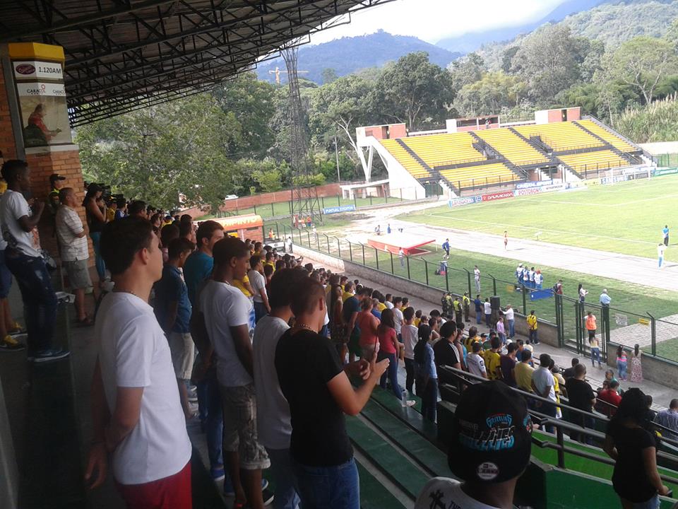 Hinchas del Alianza Petrolera en Estadio Álvaro Gómez Hurtado de Floridablanca