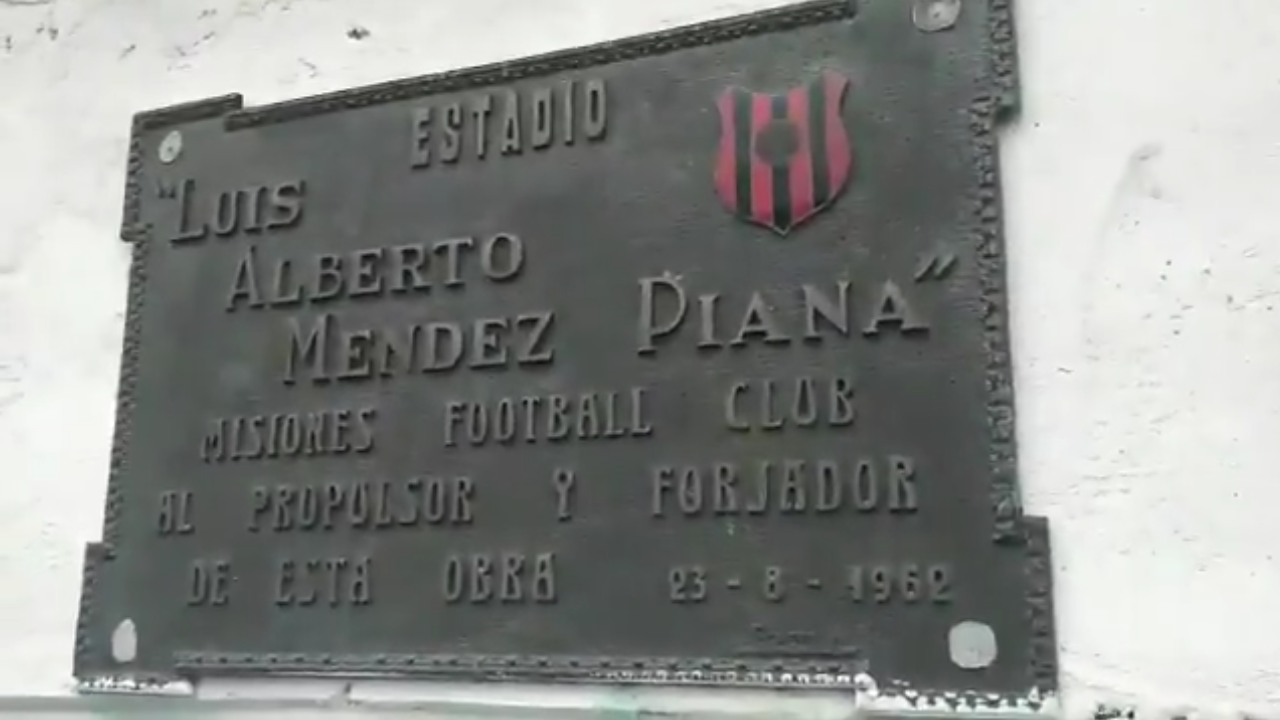 Placa del estadio.