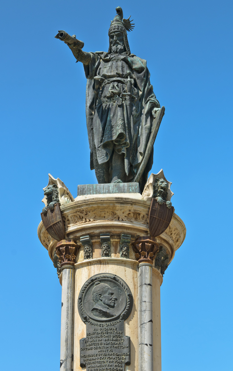 Aquesta plaça es va construir en honor a Jaume primer que va ser el primer que va conquerir aquesta ciutat i és molt important per a Castelló. Podem trobar la conselleria de la Generalitat.