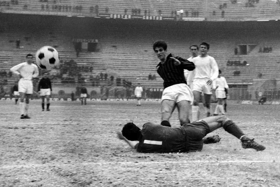 Milan (Italy), San Siro, February 9, 1966. AC Milan – Chelsea FC 2-1, 3rd round of the 1965–66 Inter-Cities Fairs Cup, 1st leg: Milan's midfielder Gianni Rivera beats Chelsea's goalkeeper Peter Bonetti (no. 1) and scores at 75' the partial 2-0 for the home team.
