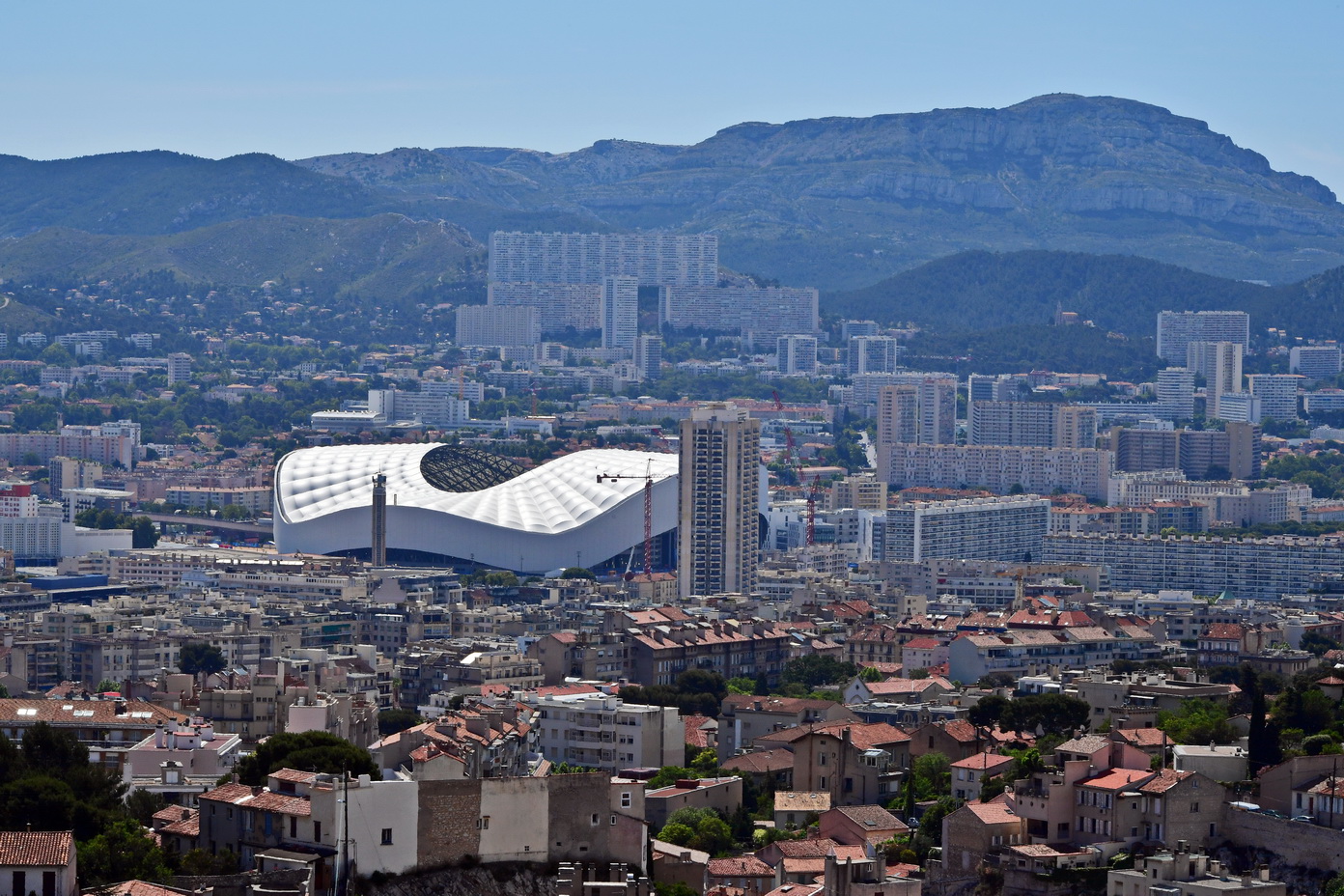 Blick auf das Stade Vélodrome von Notre Dame de la Garde