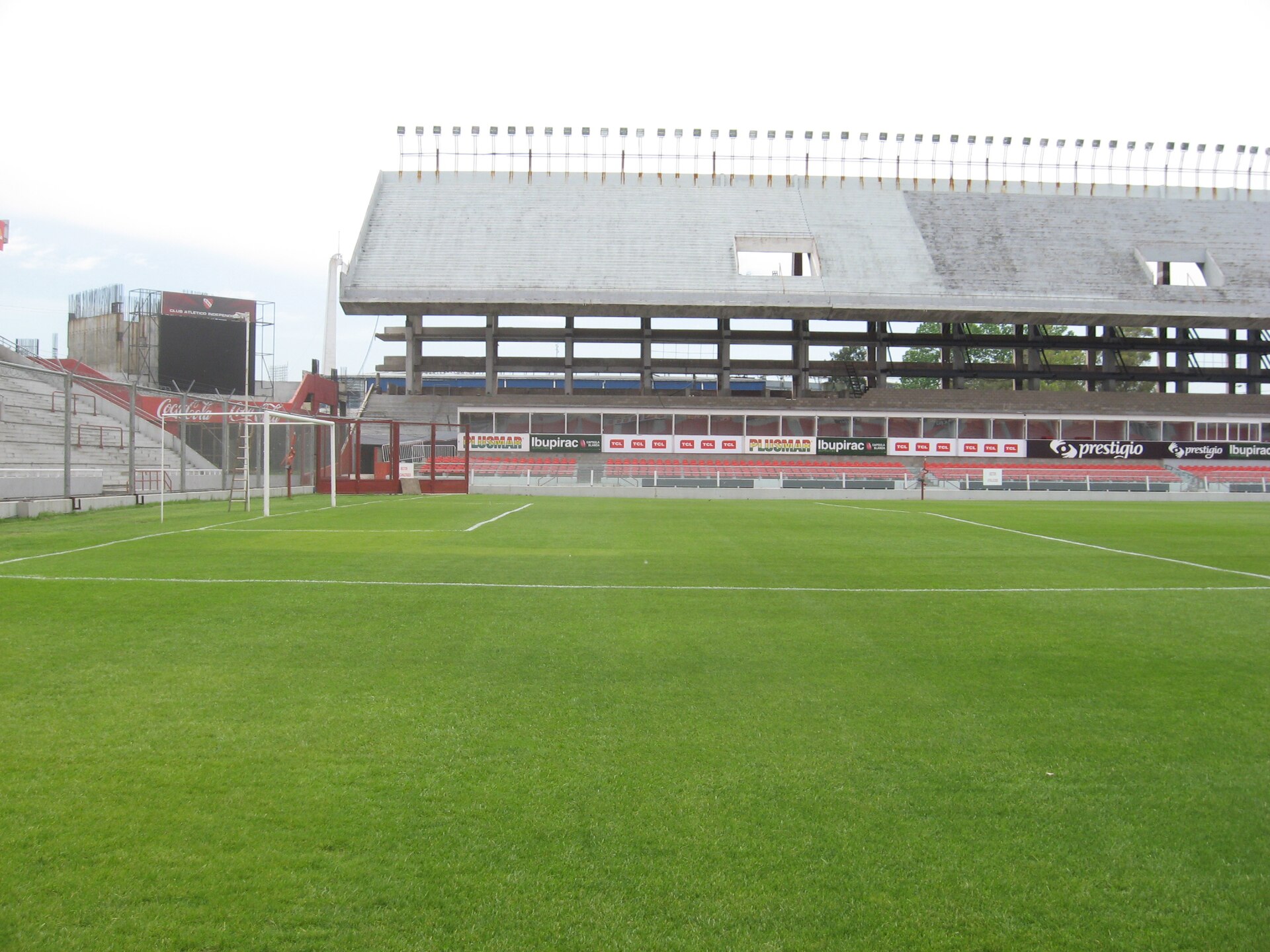 Campo de juego y Bochini en construccion