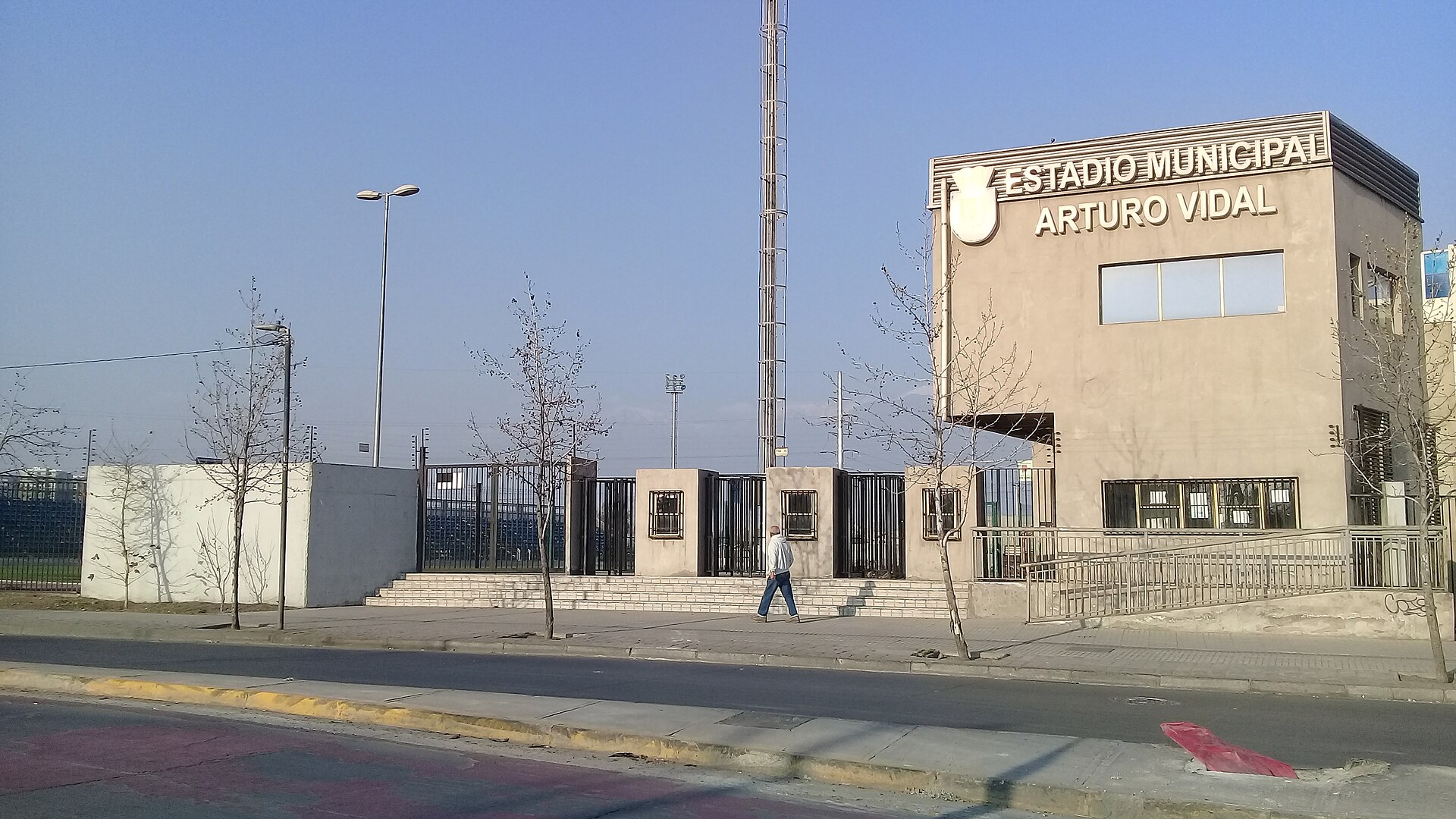 Fachada Estadio Municipal Arturo Vidal de San Joaquín, ubicado en Avenida Las Industrias con Carlos Valdovinos.