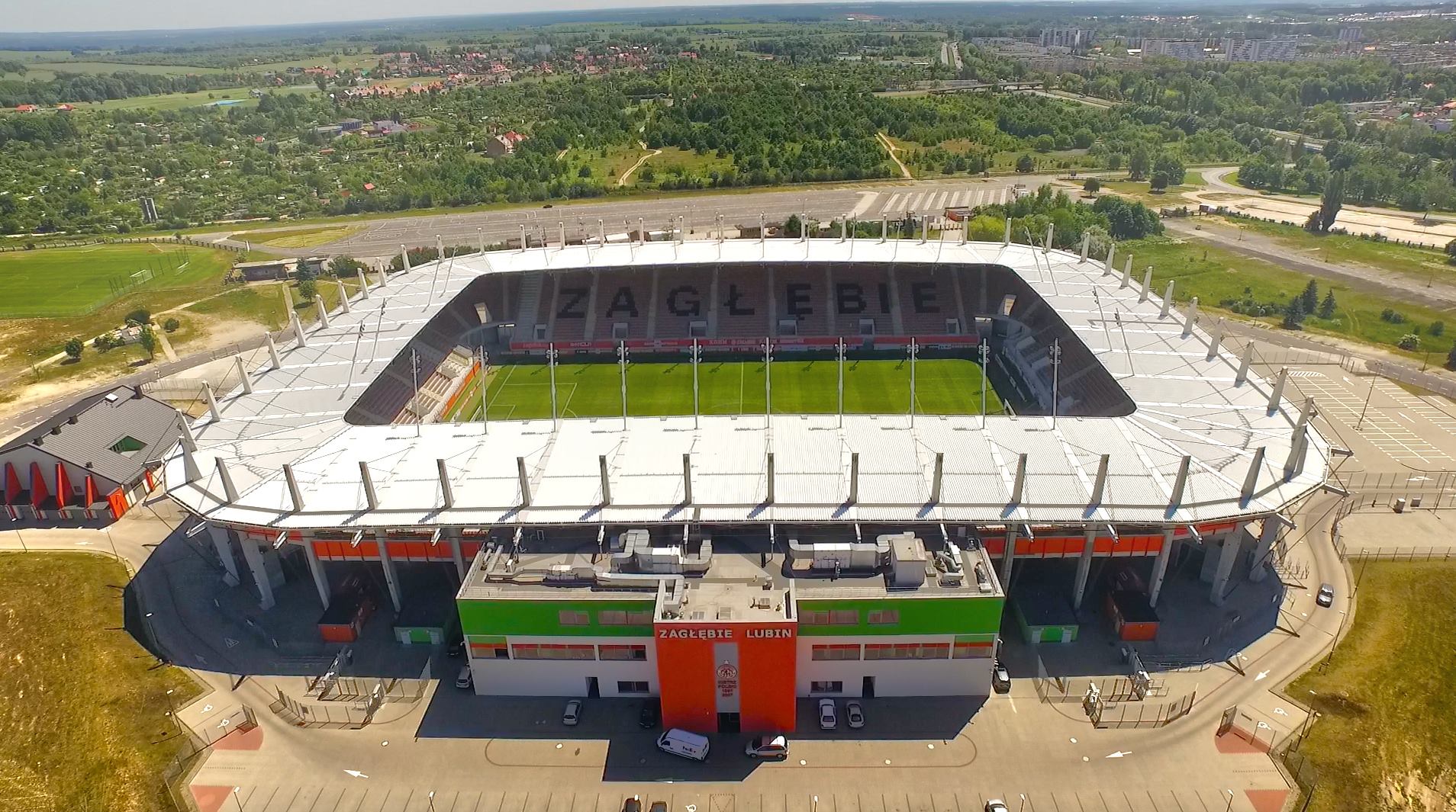 Widok stadionu Zagłębia Lubin. Zdjęcie wykonane przez FlyRecord.pl z lotu ptaka przy wykorzystaniu drona.