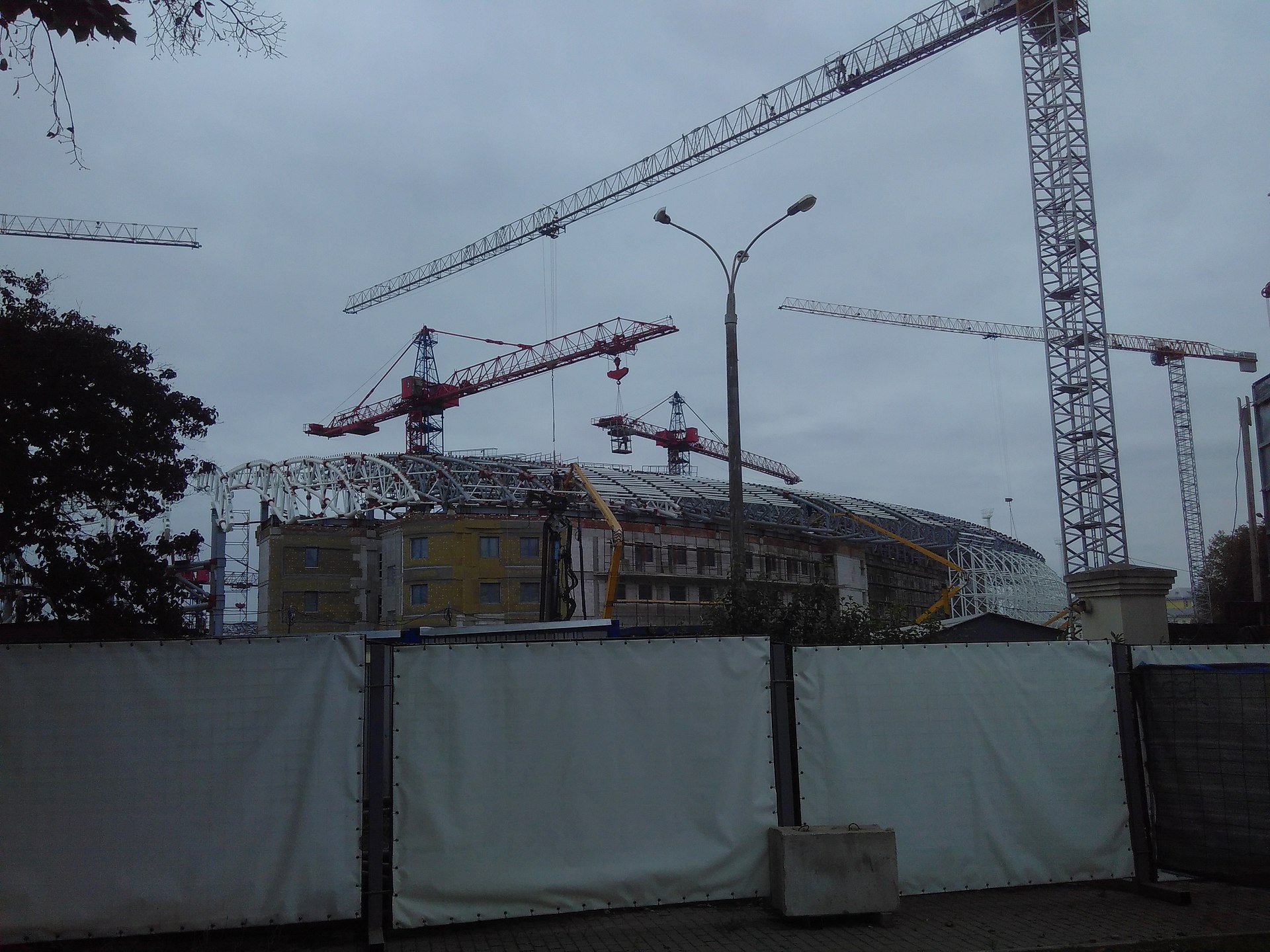 Aufbauten erkennbar, September 2017.