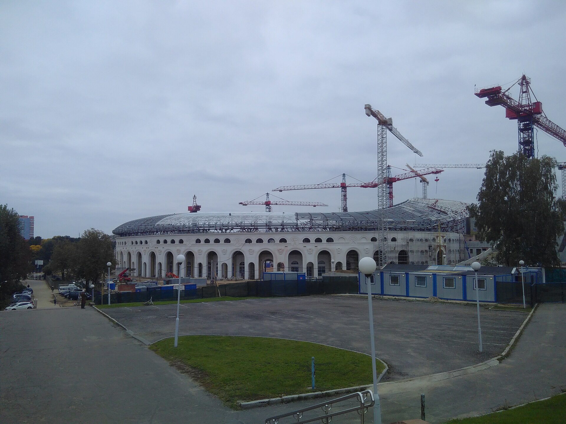 Im September 2017 ist bereits die "Wellenkonstruktion" erkennbar, die Altbau und Neubau verbindet.