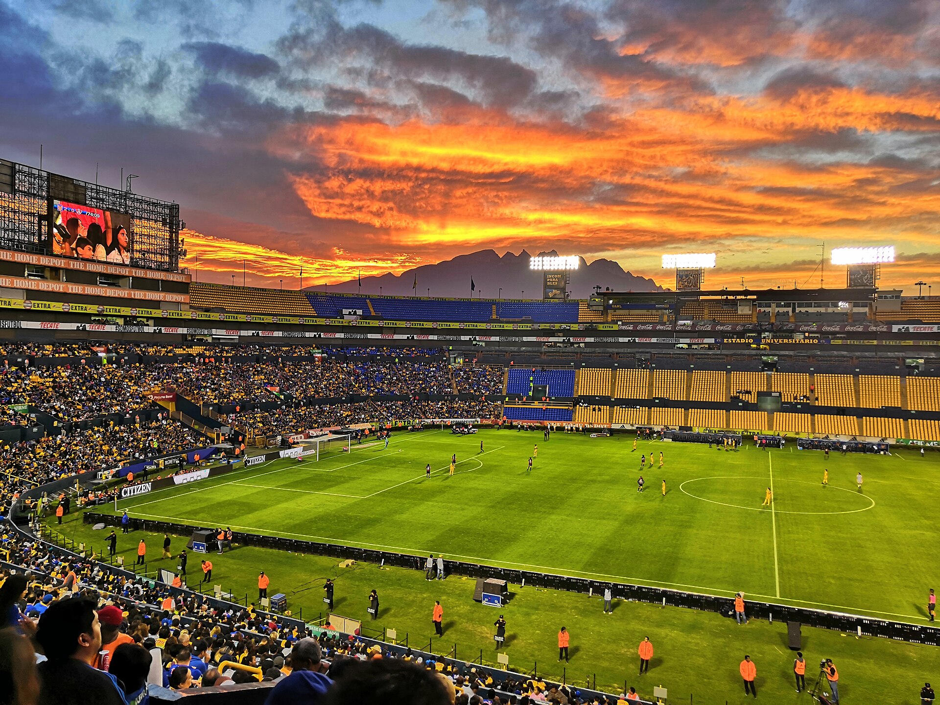 Durante el juego de fútbol entre Tigres Femenil vs Atlas Femenil se vio por un momento el cielo hermosamente colorido en el estadio Universitario en San Nicolás de los Garza Nuevo León México el 3 de febrero del 2020.