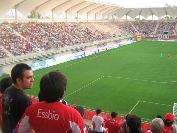 Partido de fútbol entre Audax Italiano contra Ñublense en Estadio Bicentenario Municipal de La Florida, 2010. Vista desde los hinchas de Ñublense.