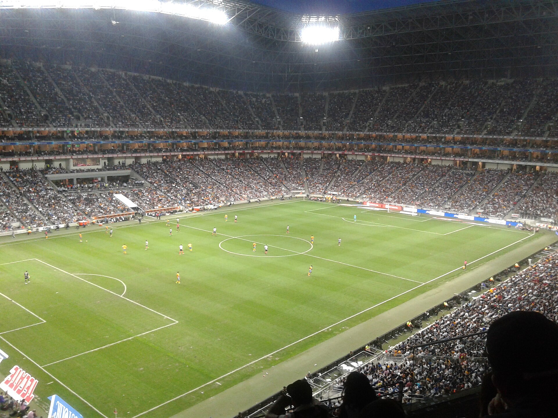 Photograph of the BBVA Bancomer Stadium in the 112 Regio Derby, Tigres vs. Monterrey, in the second match of the quarterfinals. Moments before the second goal of André-Pierre Gignac.